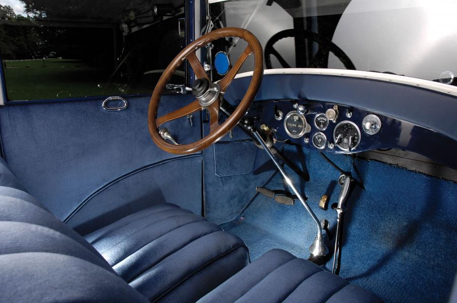 Интерьер Hudson Super Six Brougham 1926 года  (фото 8 из 11)